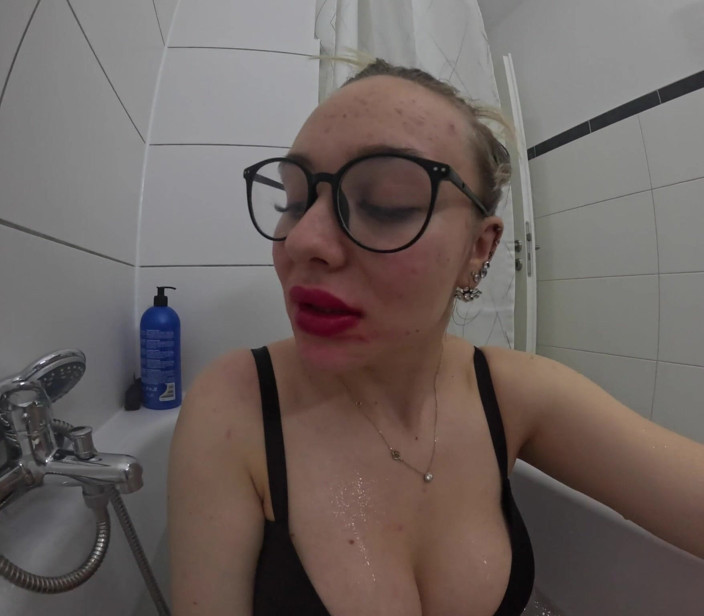 Queen_of_BDSM: Nữ thần chân đưa ra hướng dẫn trong bồn tắm!