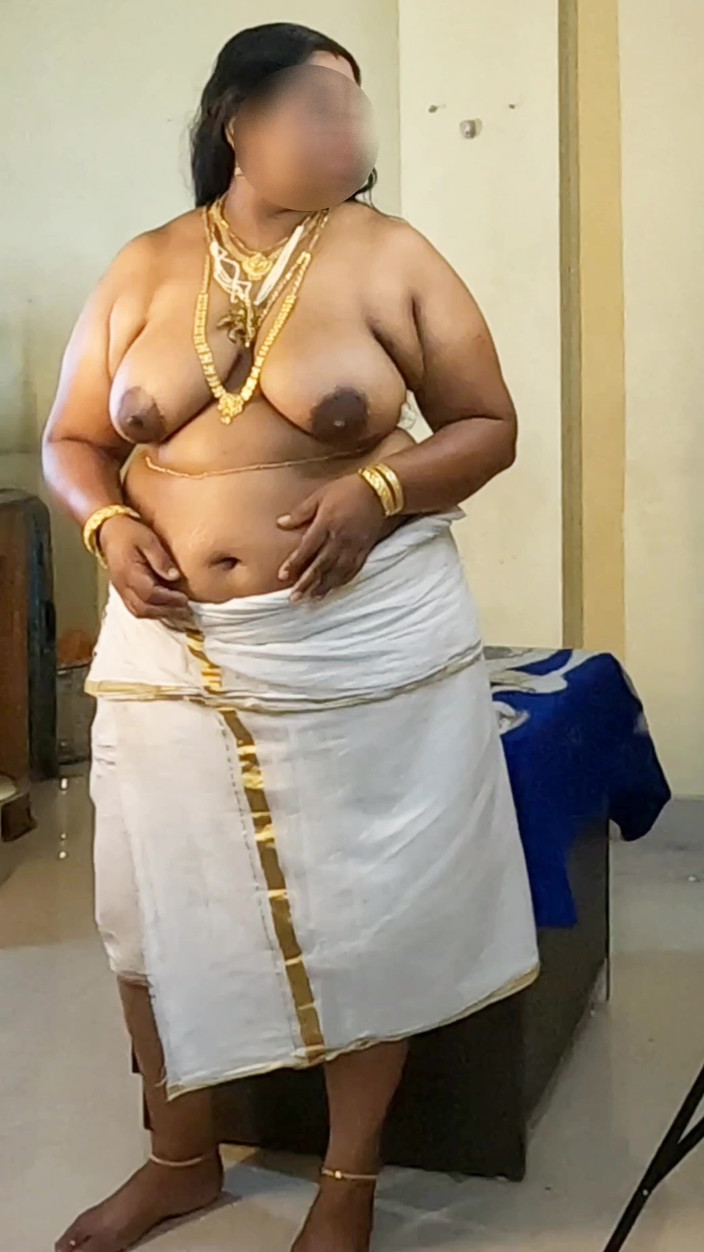 Anne Ipe: Индийская девушка в традиционном платье, фотосессия топлес с драгоценностями