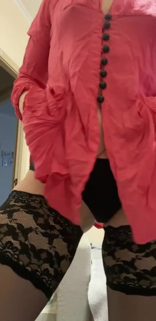 Fluffy bun: Bebê em um vestido rosa brinca com seu corpo quente