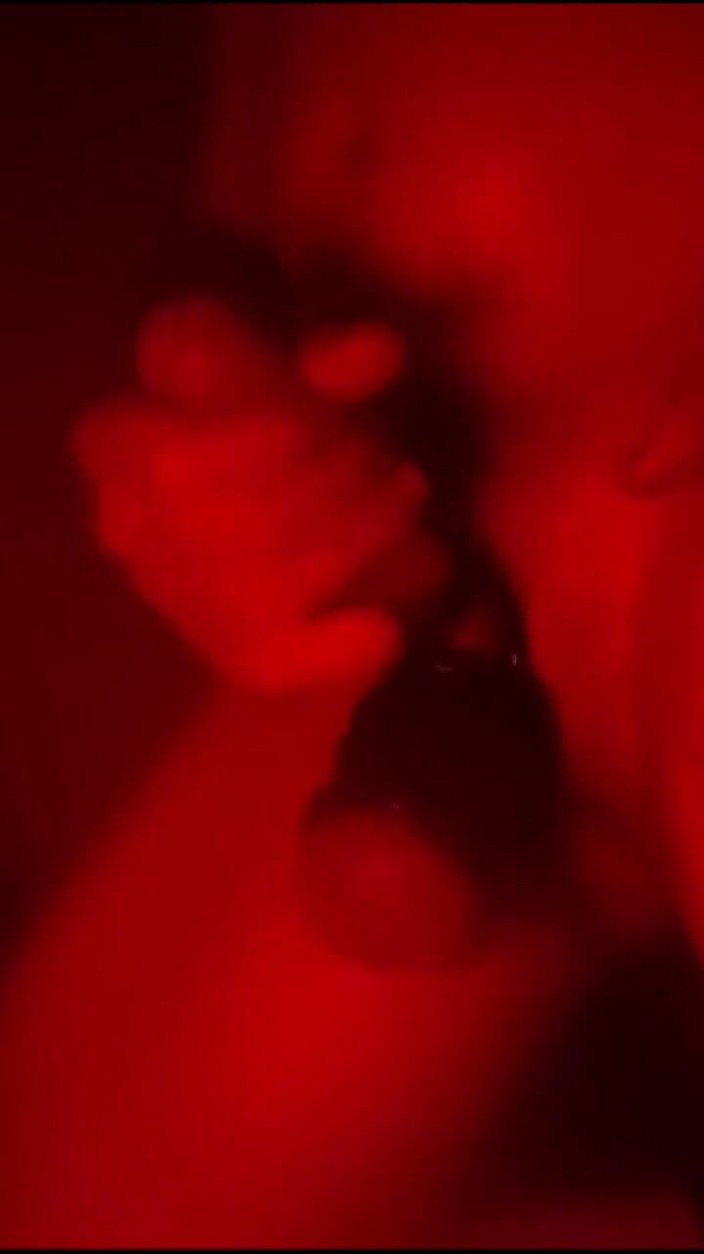 Kane Santiago: Ölige masturbation in Rot Monochrom