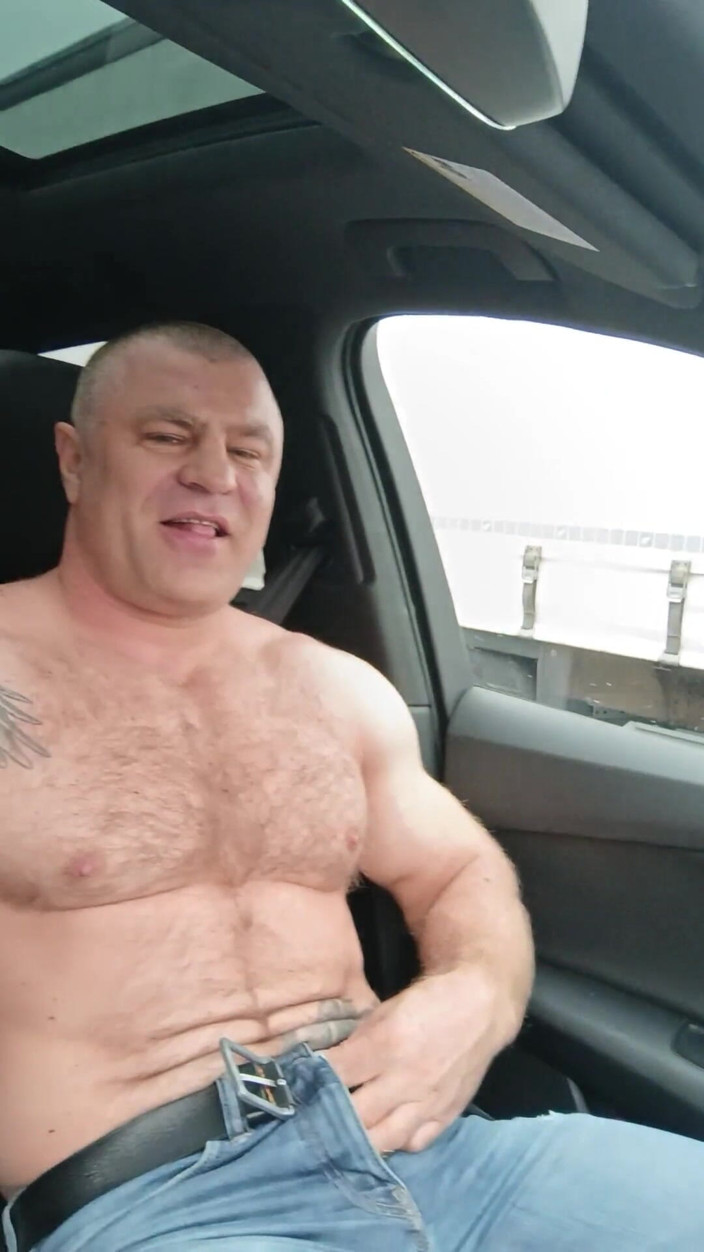 Dante no.1: Estoy conduciendo desnudo en un auto en la carretera y...