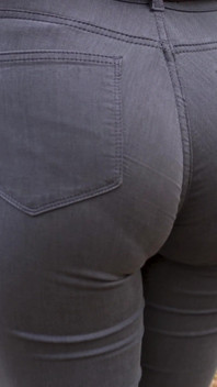 Une MILF PAWG sexy taquine sa culotte visible dans un parc