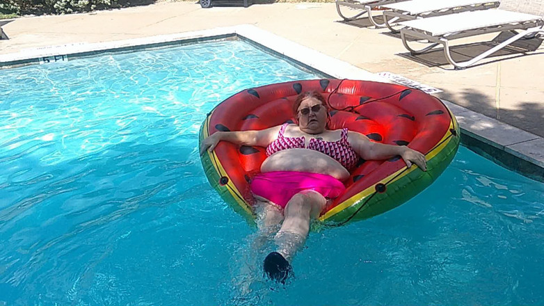 BBW nurse Vicki adventures with friends: Korte video van bbw-verpleegster Vicki die op haar enorme watermeloen...
