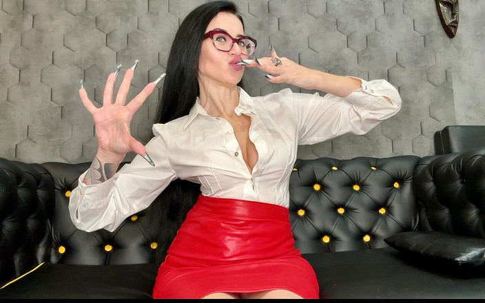 Julia domaina: Готичні мигдалевидні нігті, фетиш блузки та червона шкіра на мені