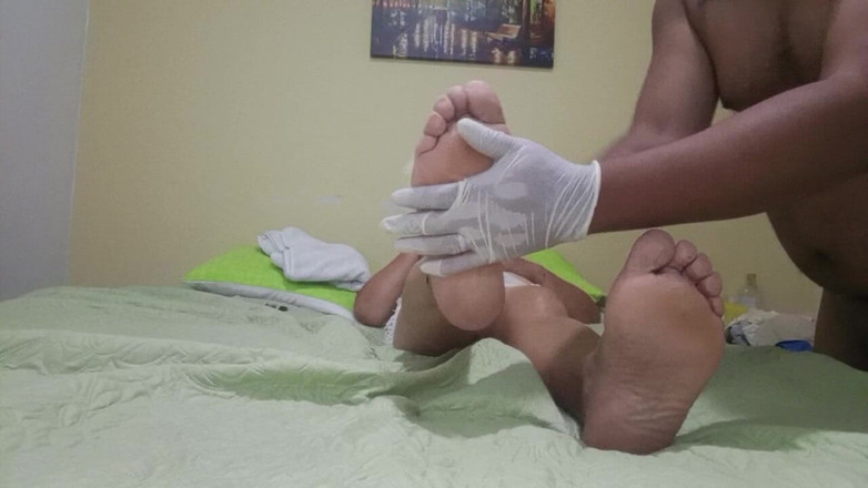 Milfta boohot: Massaggio ai piedi con olio per una MILF matura