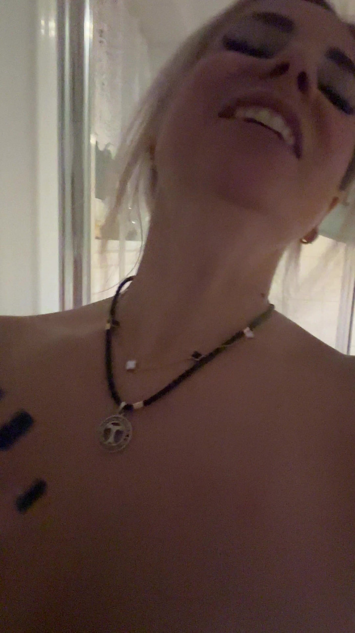 LarisaCum: Pieprzyj mnie głęboko swoim wielkim kutasem! Podoba mi się, jestem...