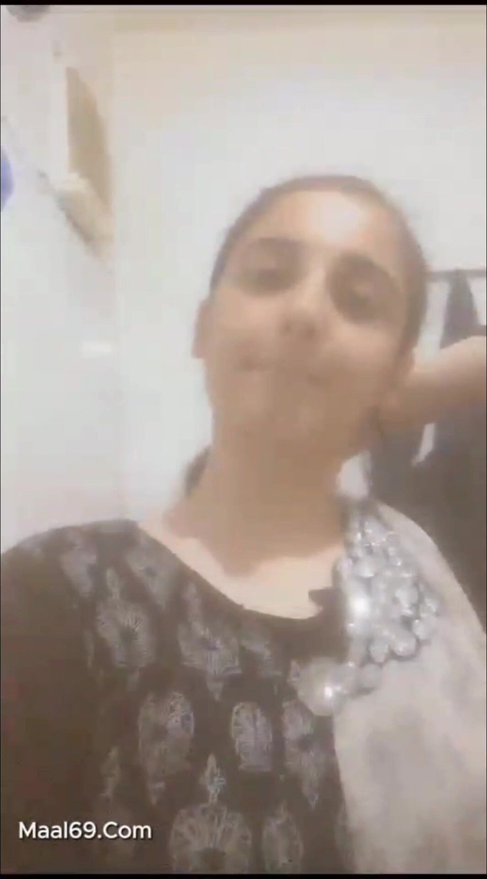 MehwishAly: Moje čubka se baví v koupelně na videohovoru