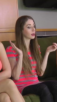 Ana, Molly y Ryanne están encendiendo un juego de striptease de Tierra y fuego