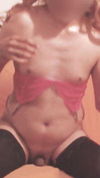 딜도를 타고 있는 Laura Sissy 금발
