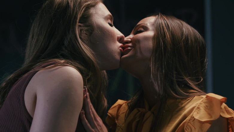 SweetheartVideo: 女孩亲吻女孩25_scene 2_kiss和告诉