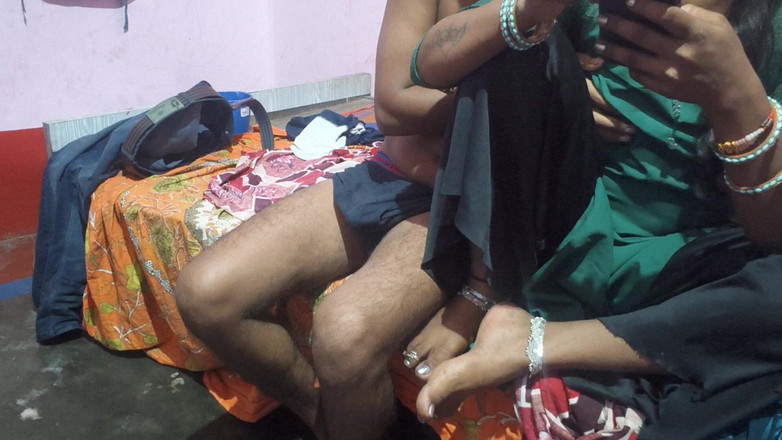 Sobha rani: 2025 年のベスト 3P セックス:-ラーフルは、家の掃除中に義理の妹と妻のペニスをしゃぶって犯した