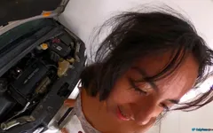 我帮助被卡住的女孩，但首先我按摩她的阴户