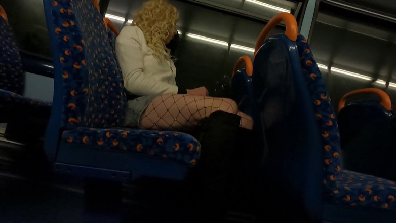 The Midnight Minx: Crossdresser stříká v autobuse