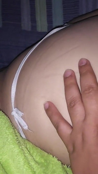 継母が私の部屋で休んでいるのを見つけました
