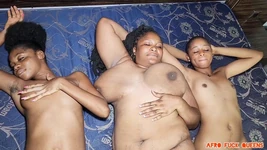 Adorabili ragazze africane che giocano una con l'altra