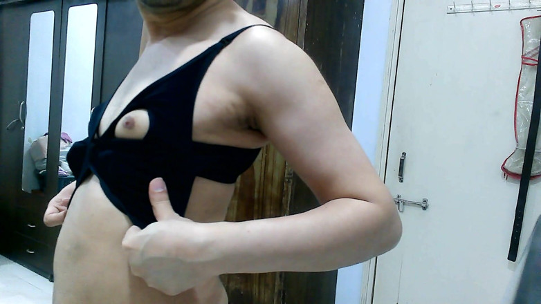 Cute & Nude Crossdresser: Travestit efeminat sexy Femboy Sweet Lollipop într-un sutien de maternitate și fustă...
