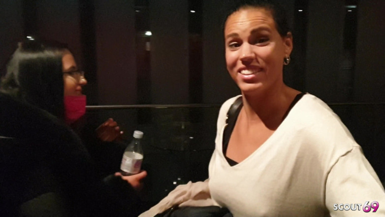 Scout69: Dvě německé nejlepší kamarádky teenky riskantně kouří v kině a...