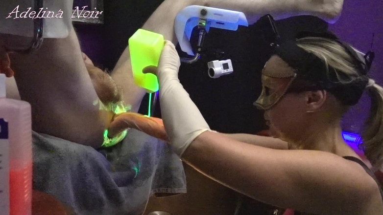 FISTINGQUEEN: Luce al neon UV fisting Adelina Noir e Fistdude