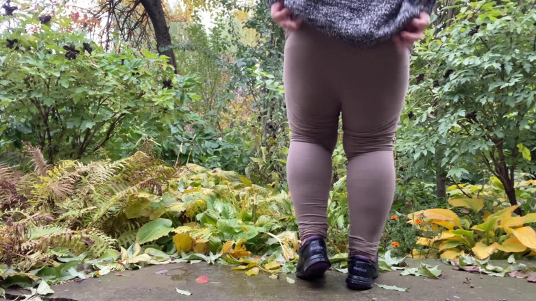 Elena: Perché non pisciare nel parco autunnale
