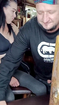 Vecinul de alături o face pe soția mea în timp ce eu mă uit de la bar