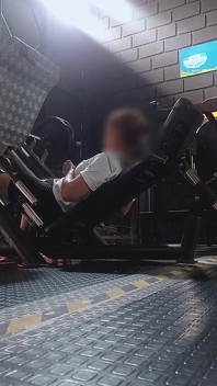 Fui Al Gimnasio Y Terminé Masturbándome En El Baño Mi Coño Peludo