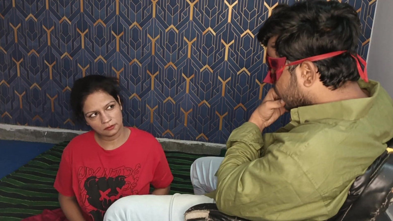 Anup chaubey: 押し付けられた貧しい女の子が仕事を求めに来て、オーナーが利用した