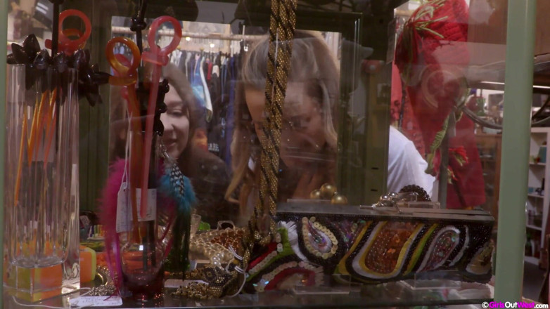 Girls Out West: Tweedy, țâțoasă cu forme, cu pizda ei plinuță linsă și futută cu...