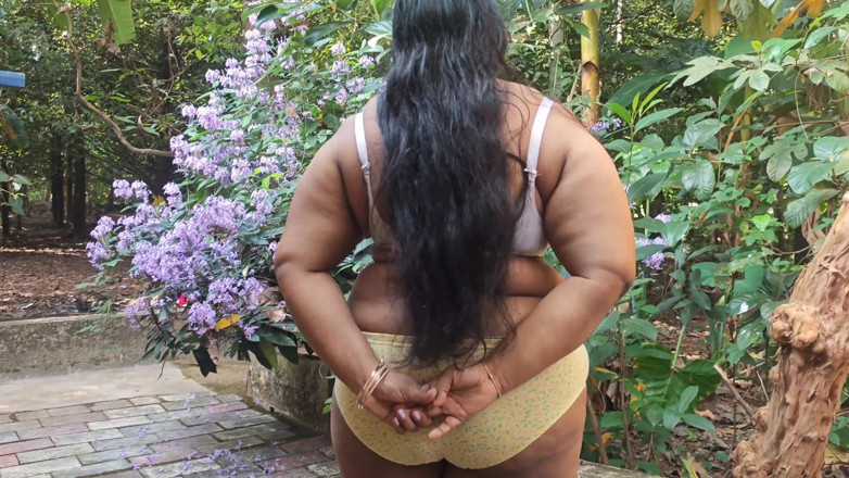 Anne Ipe: Awek desi cantik berbogel di luar di taman