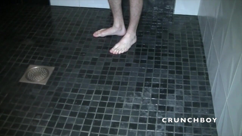 BAREBACK FUCK CLUB: Juan Perez utilisé dans la piscine commune par un garçon...