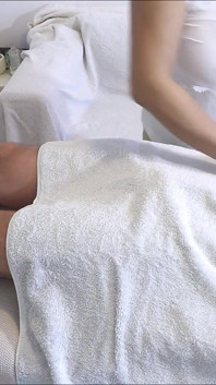 Urut perkhidmatan penuh dengan handjob dan pengakhiran bahagia di rumah urut Asia