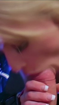 Sexy loira milf Jools Brooke dá a seu garanhão uma dança de colo para obter seu pau rock duro e redy para foder sua buceta encharcada