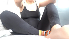 AmayaMori: Minha meia-irmã experimenta como é usar meias tabi japonesas e depois...