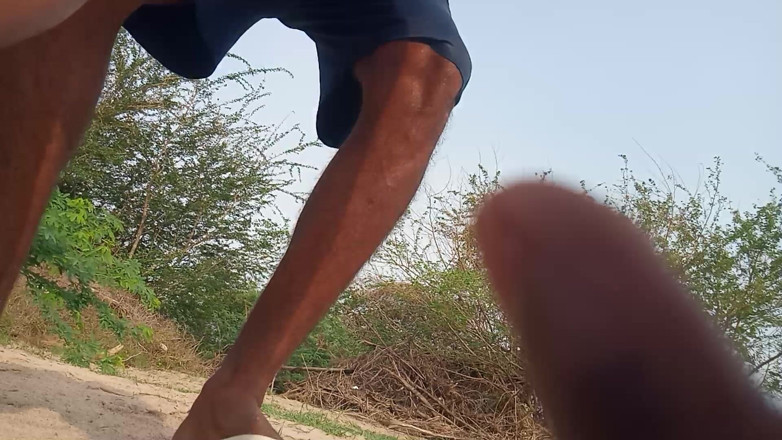 KUMBHA MANOJ KUMAR: 在山上移动的男孩脸上全是汗