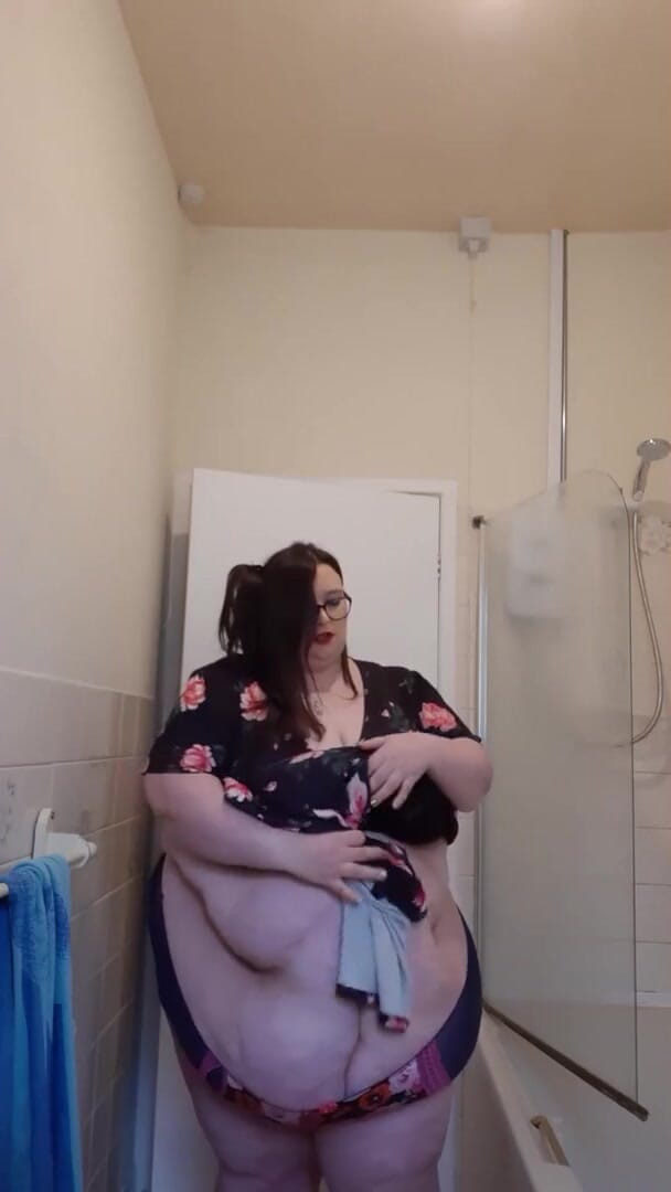 SSBBWLadyBrads: SSBBW brinca antes do banho