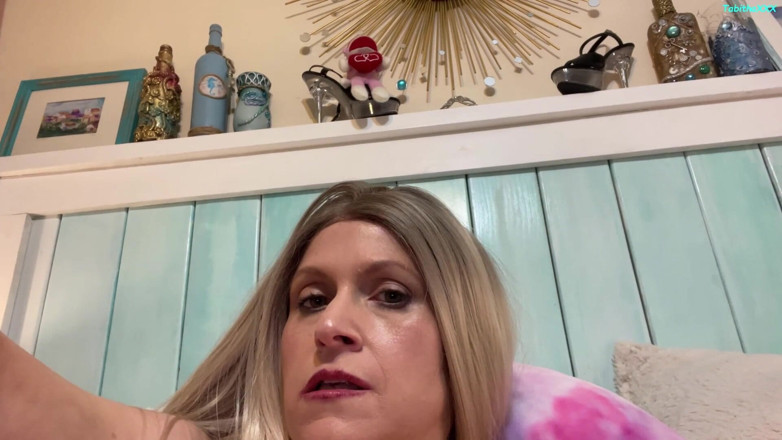 TabithaXXX: Giantess stepmom - shrinks slacker stepson 2 worship her body