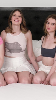 3 lésbicas aprendem como agradar uma à outra de uma maneira girly