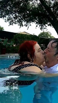 Sestřička Vicki a Handsome Harry Se Baví Líbání V Bazénu!