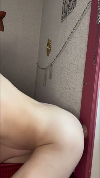 A jovem trans dilda até se fazer gozar