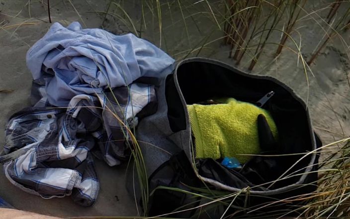 Double-Dutchies: Plaisir à poil sur la plage - branlette, pipe, jeu de cul...