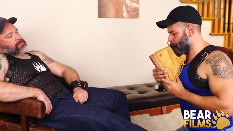 Bear Films: Bearfilms – Bear Sterling Johnson membiakkan si gemuk Kurt Jacobs