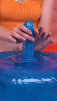 Si rambut merah menunggang najis berpayud biru dengan dildo