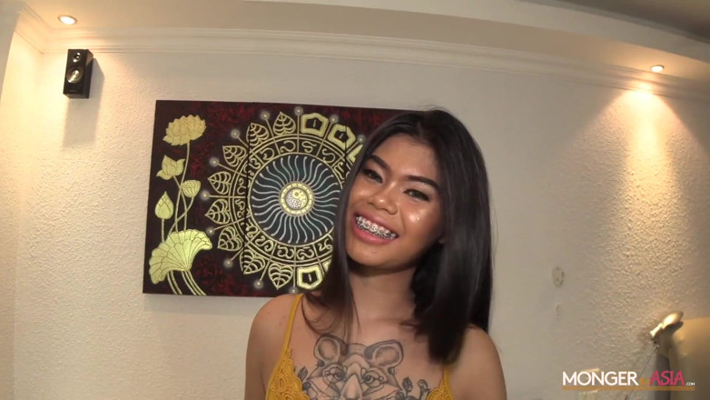 Monger In Asia: Sexig thailändsk milf får oväntad creampie