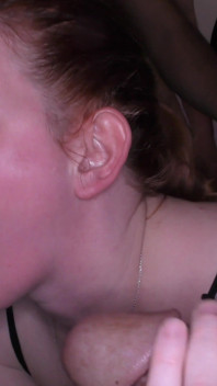 Ebony MILF a baculatá holka v jejich vůbec prvním gangbangu