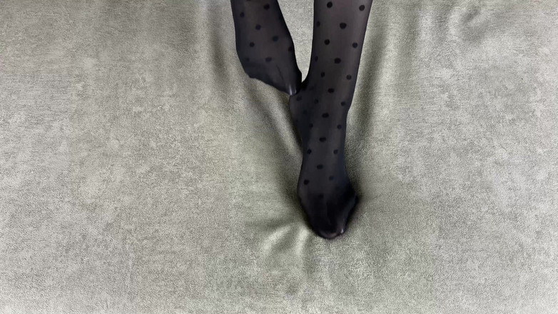 Gloria Gimson: 漂亮女孩展示她美丽的黑色尼龙紧身衣