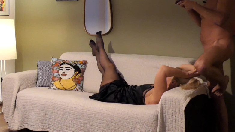 Selena701: 美丽金发成熟妻子享受穿着丝袜的性爱