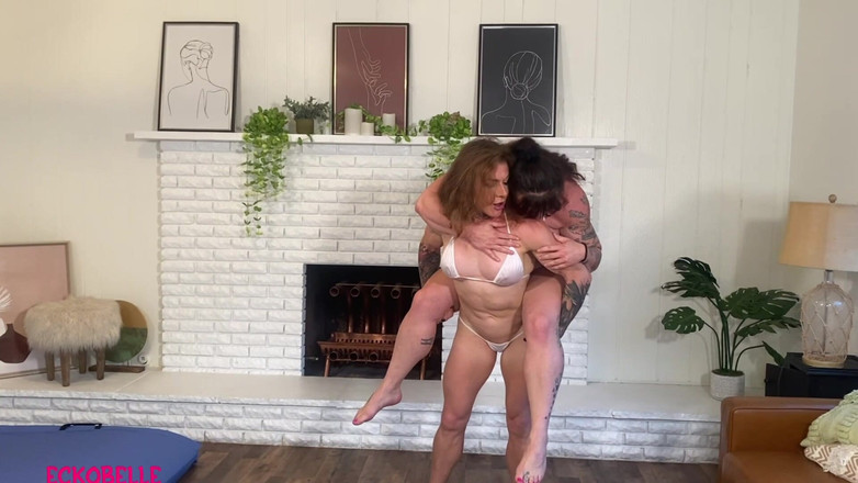 Ecko Belle: दो फिट लड़कियां एक दूसरे को उठा रही हैं