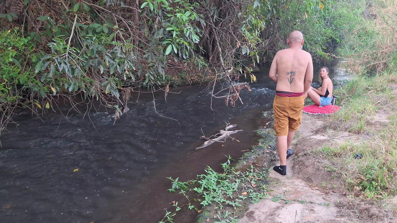 Gabi SweetCouplesStories: Degli sconosciuti vengono beccati a fare sesso alla cascata.