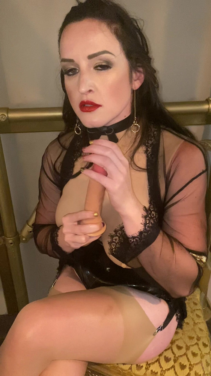 Vivienne l'Amour: Vivienne L'amour - femdom Joi in latex korset en vintage kousen