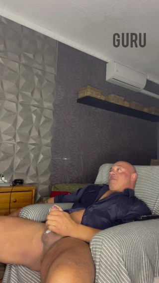 Mr. Guru: Wank Solo doma Líbí se mi toto tričko