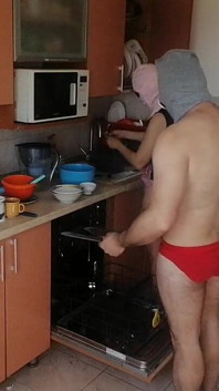 Pár Se Baví V Kuchyni. Sexy Manželka Dělá Domácí Práce V Domě Nahá.